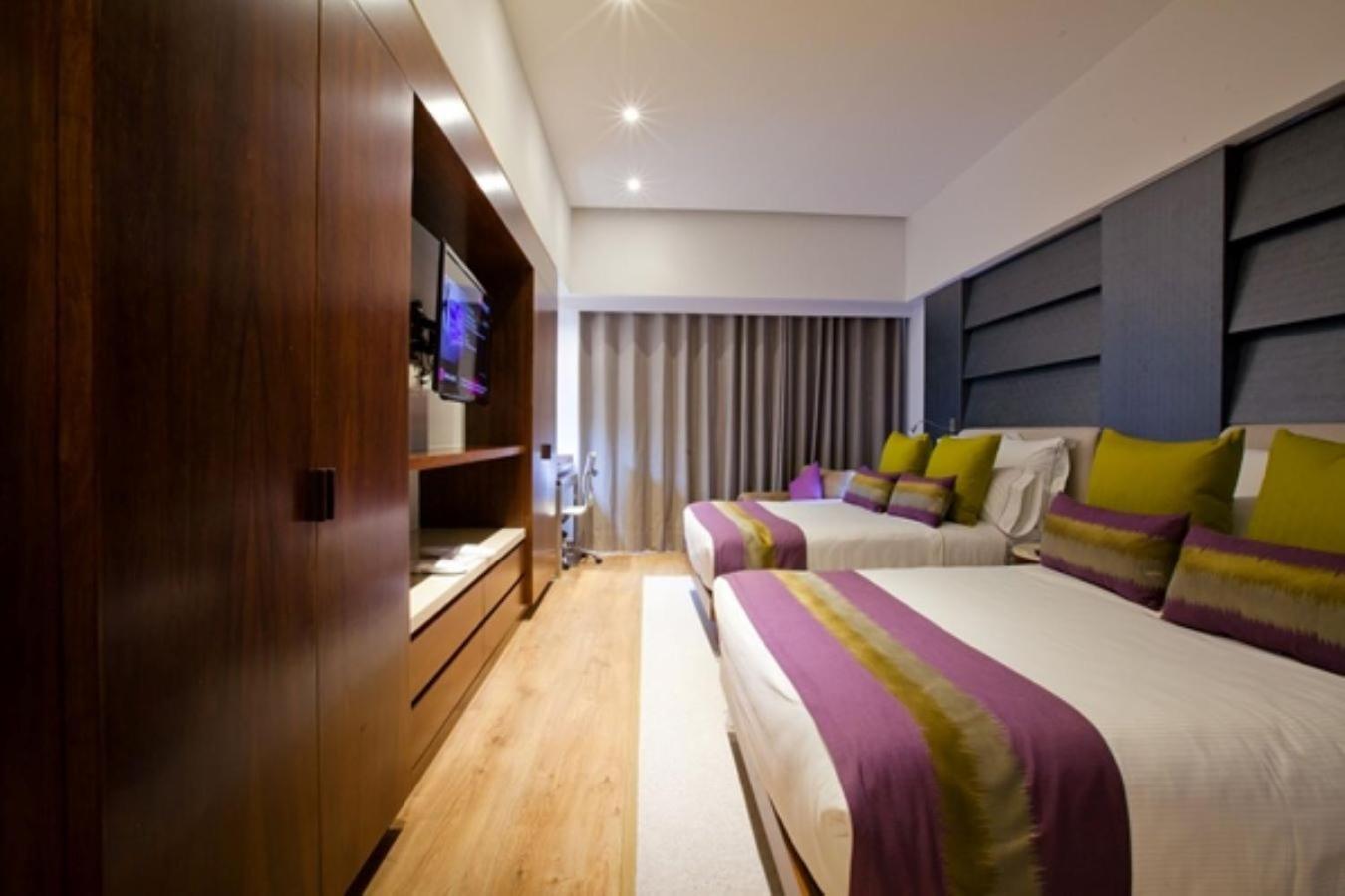 HS HOTSSON Hotel León Buitenkant foto