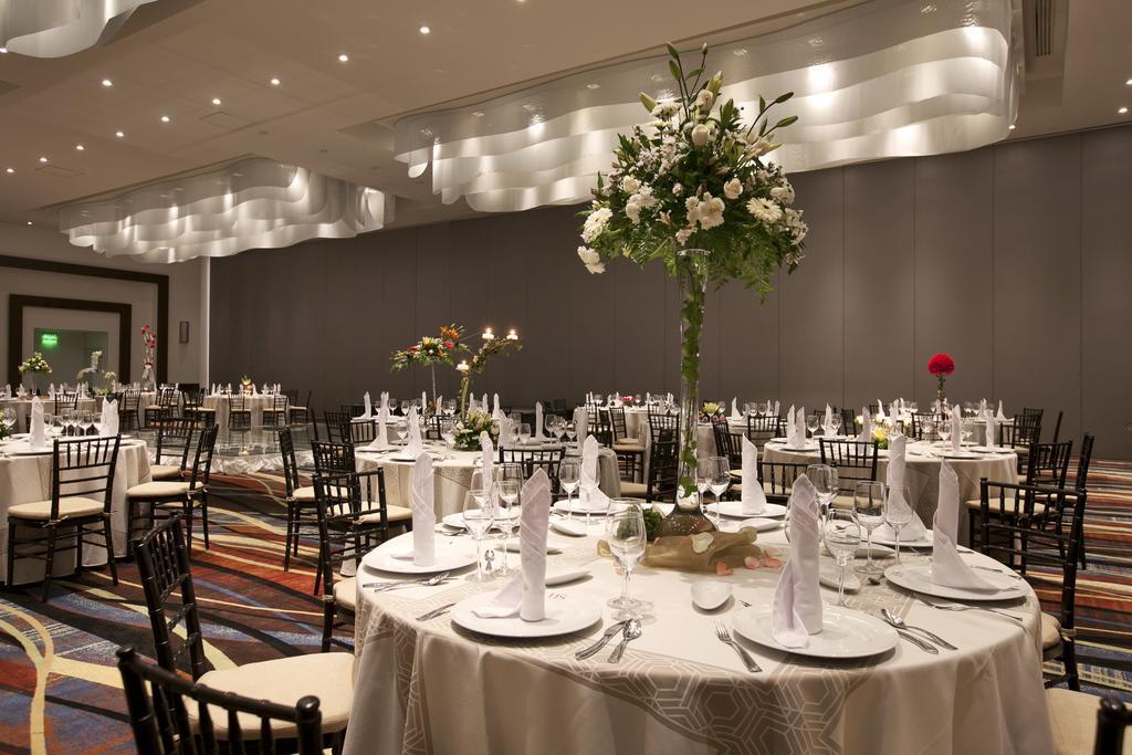 HS HOTSSON Hotel León Buitenkant foto