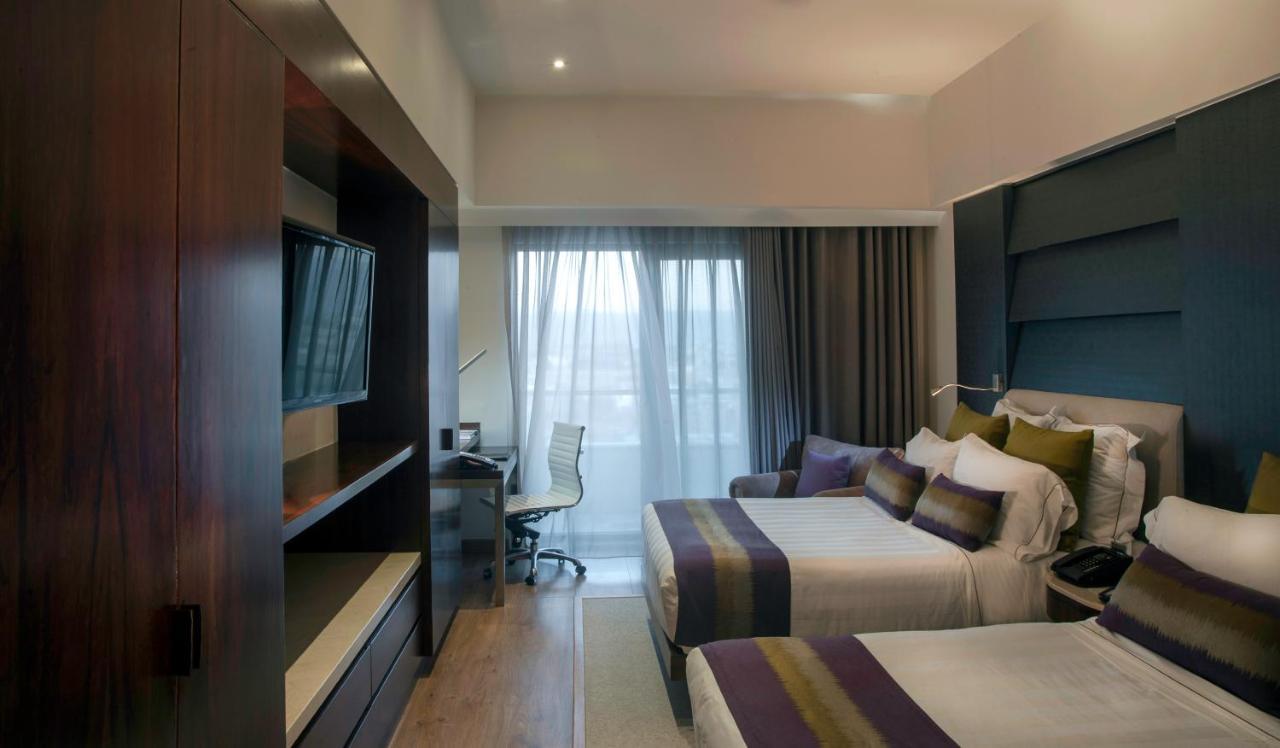 HS HOTSSON Hotel León Buitenkant foto